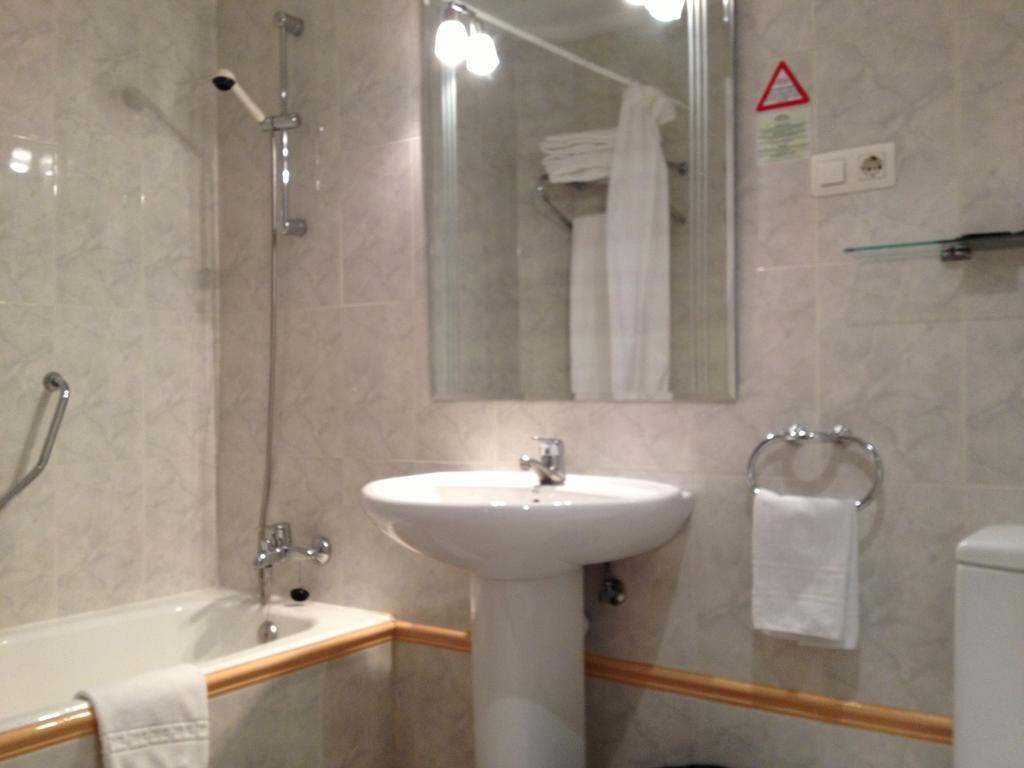 Apartamentos Turisticos Puerta De León Dış mekan fotoğraf